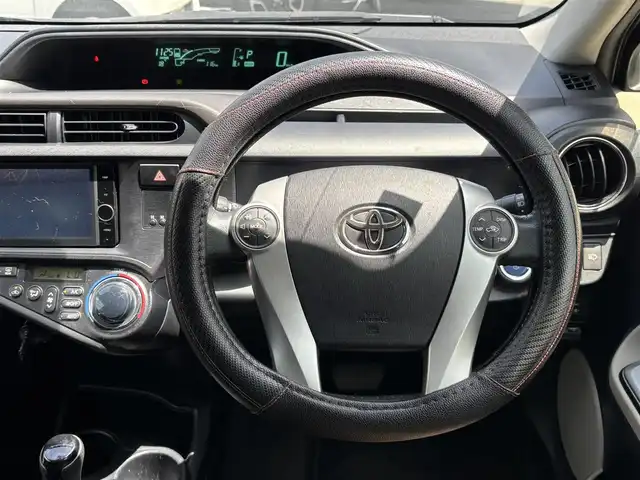 トヨタ アクア G 熊本県 2013(平25)年 10.9万km グレーメタリック 純正SDナビ(NHZD-W62G)/【フルセグTV/SD/HDD/CD/DVD/Bluetooth】/バックカメラ/コーナーセンサー(後ろ)/前席シートヒーター/オートLEDライト/社外16インチアルミホイール/ETC/ドライブレコーダー/横滑り防止装置/盗難防止装置/純正フロアマット/プッシュスタート/スマートキー/ステアリングスイッチ/ベンチシート/取扱説明書/保証書