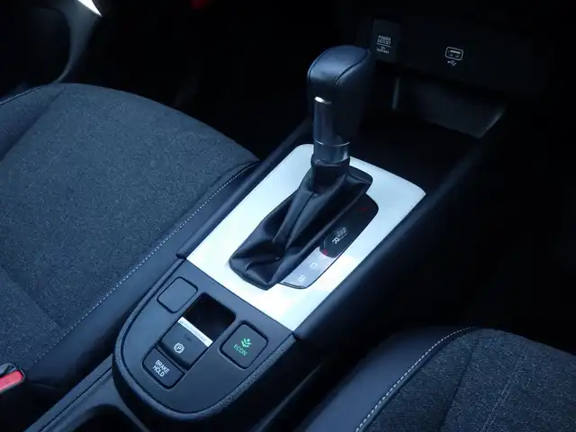 ホンダ フィット e:HEVホーム 千葉県 2023(令5)年 3.4万km フィヨルドミストパール ホンダセンシング/・衝突軽減ブレーキ（CMBS）/・車線維持支援システム（LKAS）/・アダプティブクルーズコントロール（ACC）/・後方誤発進抑制機能/・誤発進抑制機能/社外メモリーナビ/【CD再生機能　Bluetooth接続】/バックカメラ/ドライブレコーダー/革巻きステアリング/ステアリングスイッチ/ハーフレザーシート/ETC/LEDヘッドライト/ウインカーミラー/コーナーセンサー/サイド/カーテンエアバッグ/Honda スマートキー