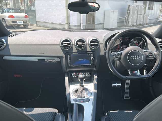 アウディ ＴＴクーペ 1．8 TFSI Sライン 東京都 2014(平26)年 8.7万km ファントムブラックパールエフェクト 純正ナビ/（フルセグ・Bluetooth・USB）/リトラクタブルリヤスポイラー/エレクトロメカニカルパワーステアリング/エレクトロニックスタビリゼーションコントロール/純正フロアマット/純正19インチアルミ/MTモード付AT/パドルシフト/オートライト/HIDライト/リモコンキー/スペアキー/ETC/保証書/取説書