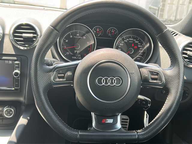 アウディ ＴＴクーペ 1．8 TFSI Sライン 東京都 2014(平26)年 8.7万km ファントムブラックパールエフェクト 純正ナビ/（フルセグ・Bluetooth・USB）/リトラクタブルリヤスポイラー/エレクトロメカニカルパワーステアリング/エレクトロニックスタビリゼーションコントロール/純正フロアマット/純正19インチアルミ/MTモード付AT/パドルシフト/オートライト/HIDライト/リモコンキー/スペアキー/ETC/保証書/取説書