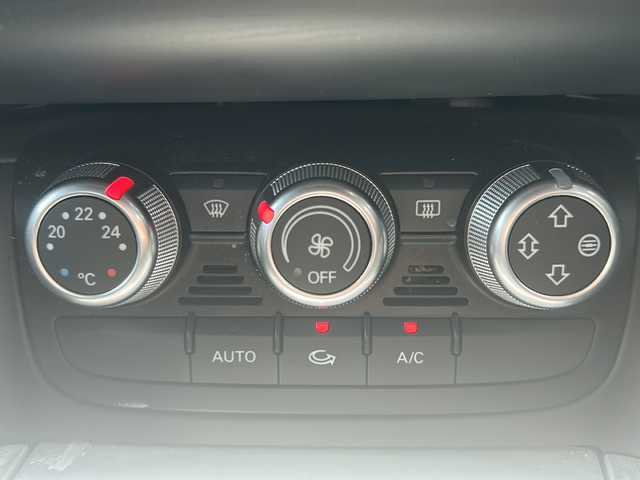 アウディ ＴＴクーペ 1．8 TFSI Sライン 東京都 2014(平26)年 8.7万km ファントムブラックパールエフェクト 純正ナビ/（フルセグ・Bluetooth・USB）/リトラクタブルリヤスポイラー/エレクトロメカニカルパワーステアリング/エレクトロニックスタビリゼーションコントロール/純正フロアマット/純正19インチアルミ/MTモード付AT/パドルシフト/オートライト/HIDライト/リモコンキー/スペアキー/ETC/保証書/取説書