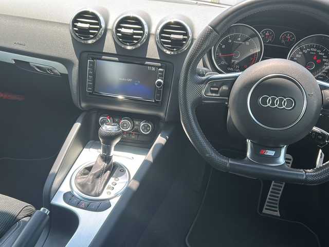 アウディ ＴＴクーペ 1．8 TFSI Sライン 東京都 2014(平26)年 8.7万km ファントムブラックパールエフェクト 純正ナビ/（フルセグ・Bluetooth・USB）/リトラクタブルリヤスポイラー/エレクトロメカニカルパワーステアリング/エレクトロニックスタビリゼーションコントロール/純正フロアマット/純正19インチアルミ/MTモード付AT/パドルシフト/オートライト/HIDライト/リモコンキー/スペアキー/ETC/保証書/取説書