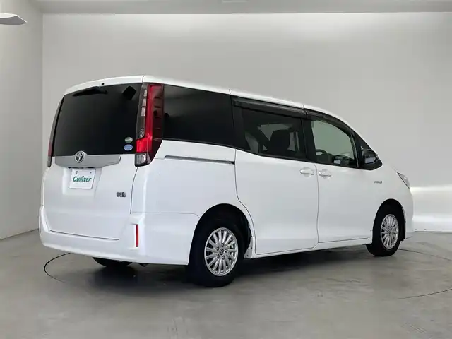 トヨタ ノア ハイブリッド G 埼玉県 2014(平26)年 10.4万km ホワイトパールクリスタルシャイン 純正９インチナビ　フリップダウンモニター　バックカメラ　両側パワースライドドア　ビルトインＥＴＣ　ワイヤレス充電　純正アルミ　スマートキー　オートライト　ＬＥＤライト　ＣＤ　ＤＶＤ　地デジフルセグＴＶ