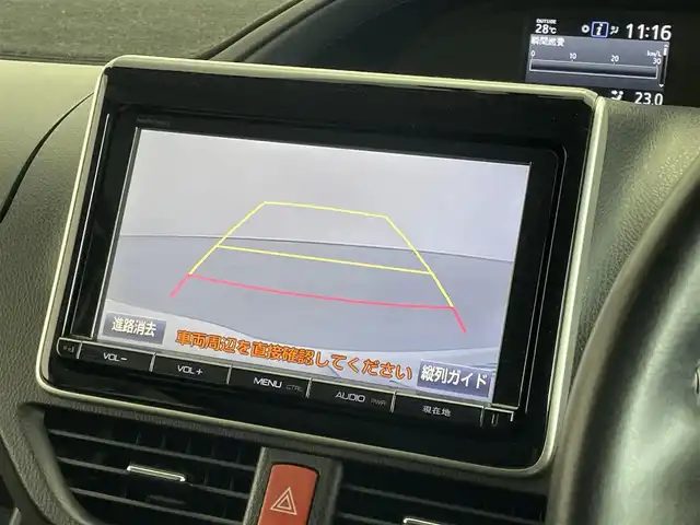 トヨタ ノア ハイブリッド G 埼玉県 2014(平26)年 10.4万km ホワイトパールクリスタルシャイン 純正９インチナビ　フリップダウンモニター　バックカメラ　両側パワースライドドア　ビルトインＥＴＣ　ワイヤレス充電　純正アルミ　スマートキー　オートライト　ＬＥＤライト　ＣＤ　ＤＶＤ　地デジフルセグＴＶ