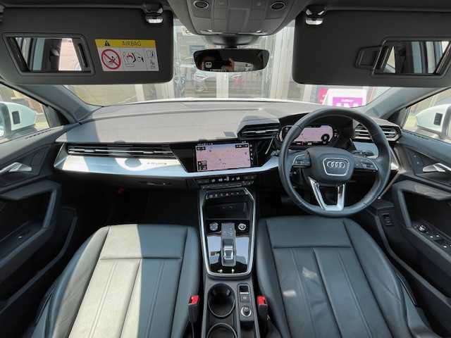 アウディ Ａ３ セダン 40TFSI クワトロ アドバンスド 青森県 2022(令4)年 0.6万km グレイシアホワイトメタリック 4WD/黒レザーシート/前後ドラレコ/ACC/衝突軽減/自動発車・駐車/前後コーナーセンサー/シートヒーター/オートホールド/ブラインドスポット/レーンキープ/純正ナビ/フルセグTV/USB・Bluetooth/Cタイプコネクタ/アイドリングストップ/パドルシフト/ETC2.0/ABS/スペアキー×１/保証書・取説・記録簿