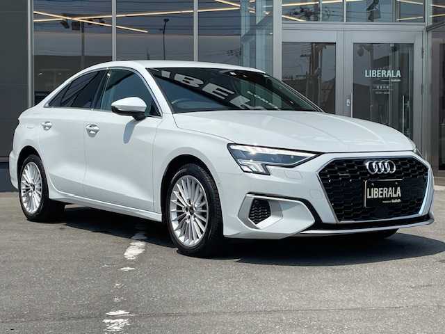 アウディ Ａ３ セダン 40TFSI クワトロ アドバンスド 青森県 2022(令4)年 0.6万km グレイシアホワイトメタリック 4WD/黒レザーシート/前後ドラレコ/ACC/衝突軽減/自動発車・駐車/前後コーナーセンサー/シートヒーター/オートホールド/ブラインドスポット/レーンキープ/純正ナビ/フルセグTV/USB・Bluetooth/Cタイプコネクタ/アイドリングストップ/パドルシフト/ETC2.0/ABS/スペアキー×１/保証書・取説・記録簿