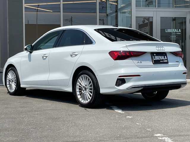 アウディ Ａ３ セダン 40TFSI クワトロ アドバンスド 青森県 2022(令4)年 0.6万km グレイシアホワイトメタリック 4WD/黒レザーシート/前後ドラレコ/ACC/衝突軽減/自動発車・駐車/前後コーナーセンサー/シートヒーター/オートホールド/ブラインドスポット/レーンキープ/純正ナビ/フルセグTV/USB・Bluetooth/Cタイプコネクタ/アイドリングストップ/パドルシフト/ETC2.0/ABS/スペアキー×１/保証書・取説・記録簿