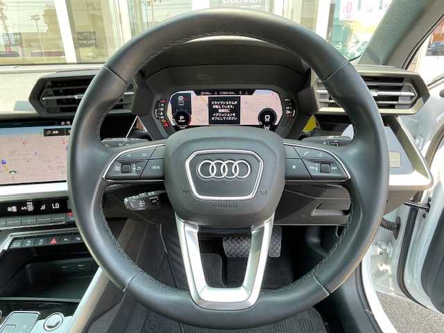 アウディ Ａ３ セダン 40TFSI クワトロ アドバンスド 青森県 2022(令4)年 0.6万km グレイシアホワイトメタリック 4WD/黒レザーシート/前後ドラレコ/ACC/衝突軽減/自動発車・駐車/前後コーナーセンサー/シートヒーター/オートホールド/ブラインドスポット/レーンキープ/純正ナビ/フルセグTV/USB・Bluetooth/Cタイプコネクタ/アイドリングストップ/パドルシフト/ETC2.0/ABS/スペアキー×１/保証書・取説・記録簿