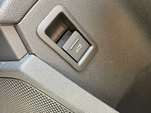 アウディ Ａ３ セダン 40TFSI クワトロ アドバンスド 青森県 2022(令4)年 0.6万km グレイシアホワイトメタリック 4WD/黒レザーシート/前後ドラレコ/ACC/衝突軽減/自動発車・駐車/前後コーナーセンサー/シートヒーター/オートホールド/ブラインドスポット/レーンキープ/純正ナビ/フルセグTV/USB・Bluetooth/Cタイプコネクタ/アイドリングストップ/パドルシフト/ETC2.0/ABS/スペアキー×１/保証書・取説・記録簿