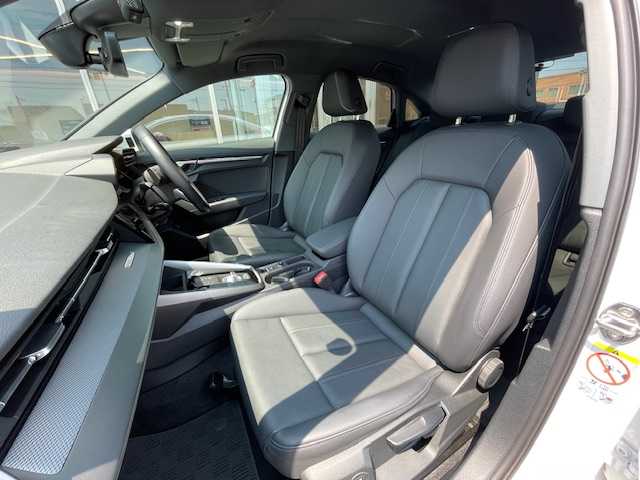 アウディ Ａ３ セダン 40TFSI クワトロ アドバンスド 青森県 2022(令4)年 0.6万km グレイシアホワイトメタリック 4WD/黒レザーシート/前後ドラレコ/ACC/衝突軽減/自動発車・駐車/前後コーナーセンサー/シートヒーター/オートホールド/ブラインドスポット/レーンキープ/純正ナビ/フルセグTV/USB・Bluetooth/Cタイプコネクタ/アイドリングストップ/パドルシフト/ETC2.0/ABS/スペアキー×１/保証書・取説・記録簿
