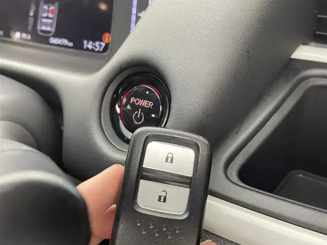 ホンダ フィット e:HEVホーム 群馬県 2022(令4)年 6.1万km プラチナホワイトパール 純正７インチナビ　バックカメラ　アダプティブクルーズコントロール　ＬＥＤライト　ＡＨＢ　ハーフレザーシート　ステアリングリモコン　走行運転支援　オートブレーキホールド　スマートキー　ＥＴＣ　禁煙