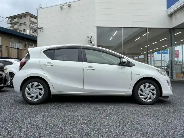 トヨタ アクア S 岐阜県 2014(平26)年 8.3万km ライムホワイトパールクリスタルシャイン (株)IDOMが運営する【じしゃロン多治見店】の自社ローン専用車両になります。こちらは現金またはオートローンご利用時の価格です。自社ローンご希望の方は別途その旨お申付け下さい。/社外７インチナビ/　（Bluetooth/DVD/フルセグ）/バックカメラ/ETC/オートライト