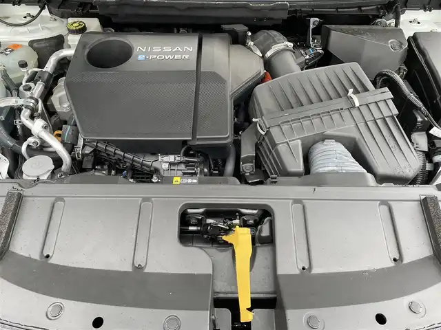日産 エクストレイル G e－4ORCE 滋賀県 2024(令6)年 2.4万km ブリリアントホワイトパール/スーパーブラック 2トーン サンルーフ/BOSEサウンド/冬タイヤ積込/純正12.3インチディスプレイオーディオ/（AM/FM/フルセグ/Bluetooth/USB）/ビルトインETC2.0/アラウンドビューモニター/バックカメラ/踏み間違い防止アシスト/ブレーキアシスト/プリクラッシュブレーキアシスト/ヒルスタート（坂道発進）アシスト/前方衝突防止支援システム/後側方衝突防止支援システム/TCS（トラクションコントロールシステム）/VDC（ビークルダイナミクスコントロール）/レーンキープアシスト/車間自動制御システム	/ASCD（オートスピードコントロール装置）/ABS（アンチロックブレーキシステム）/インテリジェントパーキングアシスト/バックビューモニター/サイドブラインドモニター/コーナー・バックセンサー（ソナー）/標識検知機能/運転席・助手席シートヒーター/電動格納ミラー/電子パーキング/ブレーキホールド/ステアリングスイッチ/ステアリングヒーター/オートライト/LEDヘッドライト/フロントフォグ/フルオートエアコン/USB端子/プッシュスタート/スマートキー/純正フロアマット