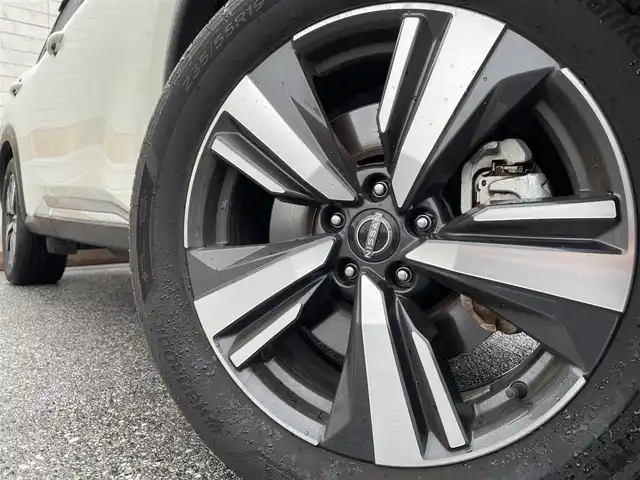 日産 エクストレイル G e－4ORCE 滋賀県 2024(令6)年 2.4万km ブリリアントホワイトパール/スーパーブラック 2トーン サンルーフ/BOSEサウンド/冬タイヤ積込/純正12.3インチディスプレイオーディオ/（AM/FM/フルセグ/Bluetooth/USB）/ビルトインETC2.0/アラウンドビューモニター/バックカメラ/踏み間違い防止アシスト/ブレーキアシスト/プリクラッシュブレーキアシスト/ヒルスタート（坂道発進）アシスト/前方衝突防止支援システム/後側方衝突防止支援システム/TCS（トラクションコントロールシステム）/VDC（ビークルダイナミクスコントロール）/レーンキープアシスト/車間自動制御システム	/ASCD（オートスピードコントロール装置）/ABS（アンチロックブレーキシステム）/インテリジェントパーキングアシスト/バックビューモニター/サイドブラインドモニター/コーナー・バックセンサー（ソナー）/標識検知機能/運転席・助手席シートヒーター/電動格納ミラー/電子パーキング/ブレーキホールド/ステアリングスイッチ/ステアリングヒーター/オートライト/LEDヘッドライト/フロントフォグ/フルオートエアコン/USB端子/プッシュスタート/スマートキー/純正フロアマット