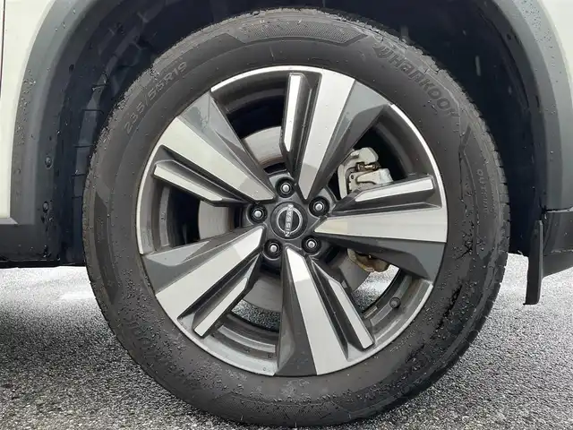 日産 エクストレイル G e－4ORCE 滋賀県 2024(令6)年 2.4万km ブリリアントホワイトパール/スーパーブラック 2トーン サンルーフ/BOSEサウンド/冬タイヤ積込/純正12.3インチディスプレイオーディオ/（AM/FM/フルセグ/Bluetooth/USB）/ビルトインETC2.0/アラウンドビューモニター/バックカメラ/踏み間違い防止アシスト/ブレーキアシスト/プリクラッシュブレーキアシスト/ヒルスタート（坂道発進）アシスト/前方衝突防止支援システム/後側方衝突防止支援システム/TCS（トラクションコントロールシステム）/VDC（ビークルダイナミクスコントロール）/レーンキープアシスト/車間自動制御システム	/ASCD（オートスピードコントロール装置）/ABS（アンチロックブレーキシステム）/インテリジェントパーキングアシスト/バックビューモニター/サイドブラインドモニター/コーナー・バックセンサー（ソナー）/標識検知機能/運転席・助手席シートヒーター/電動格納ミラー/電子パーキング/ブレーキホールド/ステアリングスイッチ/ステアリングヒーター/オートライト/LEDヘッドライト/フロントフォグ/フルオートエアコン/USB端子/プッシュスタート/スマートキー/純正フロアマット