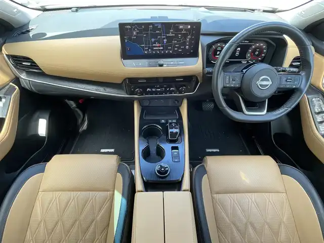 日産 エクストレイル G e－4ORCE 滋賀県 2024(令6)年 2.4万km ブリリアントホワイトパール/スーパーブラック 2トーン サンルーフ/BOSEサウンド/冬タイヤ積込/純正12.3インチディスプレイオーディオ/（AM/FM/フルセグ/Bluetooth/USB）/ビルトインETC2.0/アラウンドビューモニター/バックカメラ/踏み間違い防止アシスト/ブレーキアシスト/プリクラッシュブレーキアシスト/ヒルスタート（坂道発進）アシスト/前方衝突防止支援システム/後側方衝突防止支援システム/TCS（トラクションコントロールシステム）/VDC（ビークルダイナミクスコントロール）/レーンキープアシスト/車間自動制御システム	/ASCD（オートスピードコントロール装置）/ABS（アンチロックブレーキシステム）/インテリジェントパーキングアシスト/バックビューモニター/サイドブラインドモニター/コーナー・バックセンサー（ソナー）/標識検知機能/運転席・助手席シートヒーター/電動格納ミラー/電子パーキング/ブレーキホールド/ステアリングスイッチ/ステアリングヒーター/オートライト/LEDヘッドライト/フロントフォグ/フルオートエアコン/USB端子/プッシュスタート/スマートキー/純正フロアマット