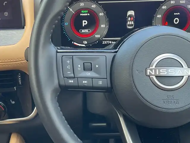 日産 エクストレイル G e－4ORCE 滋賀県 2024(令6)年 2.4万km ブリリアントホワイトパール/スーパーブラック 2トーン サンルーフ/BOSEサウンド/冬タイヤ積込/純正12.3インチディスプレイオーディオ/（AM/FM/フルセグ/Bluetooth/USB）/ビルトインETC2.0/アラウンドビューモニター/バックカメラ/踏み間違い防止アシスト/ブレーキアシスト/プリクラッシュブレーキアシスト/ヒルスタート（坂道発進）アシスト/前方衝突防止支援システム/後側方衝突防止支援システム/TCS（トラクションコントロールシステム）/VDC（ビークルダイナミクスコントロール）/レーンキープアシスト/車間自動制御システム	/ASCD（オートスピードコントロール装置）/ABS（アンチロックブレーキシステム）/インテリジェントパーキングアシスト/バックビューモニター/サイドブラインドモニター/コーナー・バックセンサー（ソナー）/標識検知機能/運転席・助手席シートヒーター/電動格納ミラー/電子パーキング/ブレーキホールド/ステアリングスイッチ/ステアリングヒーター/オートライト/LEDヘッドライト/フロントフォグ/フルオートエアコン/USB端子/プッシュスタート/スマートキー/純正フロアマット