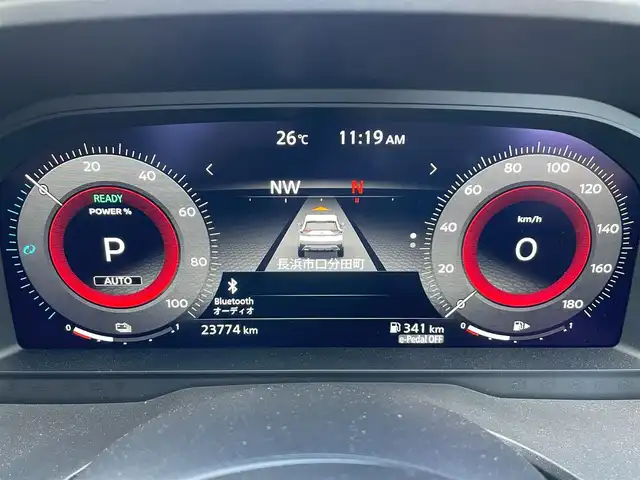 日産 エクストレイル G e－4ORCE 滋賀県 2024(令6)年 2.4万km ブリリアントホワイトパール/スーパーブラック 2トーン サンルーフ/BOSEサウンド/冬タイヤ積込/純正12.3インチディスプレイオーディオ/（AM/FM/フルセグ/Bluetooth/USB）/ビルトインETC2.0/アラウンドビューモニター/バックカメラ/踏み間違い防止アシスト/ブレーキアシスト/プリクラッシュブレーキアシスト/ヒルスタート（坂道発進）アシスト/前方衝突防止支援システム/後側方衝突防止支援システム/TCS（トラクションコントロールシステム）/VDC（ビークルダイナミクスコントロール）/レーンキープアシスト/車間自動制御システム	/ASCD（オートスピードコントロール装置）/ABS（アンチロックブレーキシステム）/インテリジェントパーキングアシスト/バックビューモニター/サイドブラインドモニター/コーナー・バックセンサー（ソナー）/標識検知機能/運転席・助手席シートヒーター/電動格納ミラー/電子パーキング/ブレーキホールド/ステアリングスイッチ/ステアリングヒーター/オートライト/LEDヘッドライト/フロントフォグ/フルオートエアコン/USB端子/プッシュスタート/スマートキー/純正フロアマット