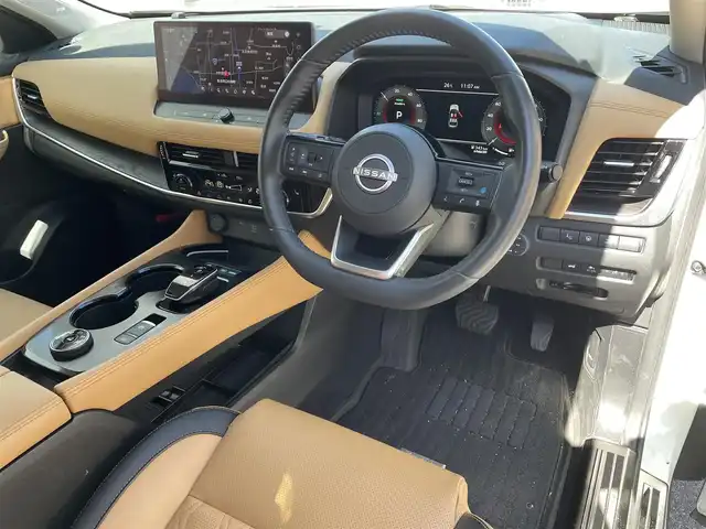 日産 エクストレイル G e－4ORCE 滋賀県 2024(令6)年 2.4万km ブリリアントホワイトパール/スーパーブラック 2トーン サンルーフ/BOSEサウンド/冬タイヤ積込/純正12.3インチディスプレイオーディオ/（AM/FM/フルセグ/Bluetooth/USB）/ビルトインETC2.0/アラウンドビューモニター/バックカメラ/踏み間違い防止アシスト/ブレーキアシスト/プリクラッシュブレーキアシスト/ヒルスタート（坂道発進）アシスト/前方衝突防止支援システム/後側方衝突防止支援システム/TCS（トラクションコントロールシステム）/VDC（ビークルダイナミクスコントロール）/レーンキープアシスト/車間自動制御システム	/ASCD（オートスピードコントロール装置）/ABS（アンチロックブレーキシステム）/インテリジェントパーキングアシスト/バックビューモニター/サイドブラインドモニター/コーナー・バックセンサー（ソナー）/標識検知機能/運転席・助手席シートヒーター/電動格納ミラー/電子パーキング/ブレーキホールド/ステアリングスイッチ/ステアリングヒーター/オートライト/LEDヘッドライト/フロントフォグ/フルオートエアコン/USB端子/プッシュスタート/スマートキー/純正フロアマット