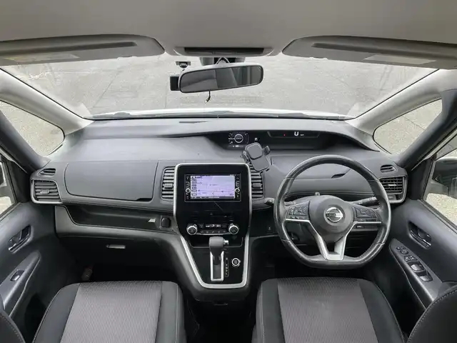 日産 セレナ ハイウェイスター 道央・札幌 2017(平29)年 11.4万km ブリリアントホワイトパール ４WD/ワンオーナー/純正ディーラーOPナビ/CD/DVD/BT/フルセグ/横滑り防止装置/クルーズコントロール/バックカメラ/ビルトインETC/ドライブレコーダー/アイドリングストップ/ECOMODE/両側パワースライドドア/革巻きステアリング/ステアリングリモコン/プッシュスタート/スマートキー/LEDヘッドライト/オートライト/フォグランプ/電動格納ミラー/ウィンカーミラー/純正フロアマット/ドアバイザー