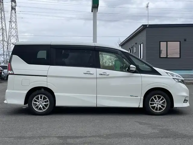 日産 セレナ ハイウェイスター 道央・札幌 2017(平29)年 11.4万km ブリリアントホワイトパール ４WD/ワンオーナー/純正ディーラーOPナビ/CD/DVD/BT/フルセグ/横滑り防止装置/クルーズコントロール/バックカメラ/ビルトインETC/ドライブレコーダー/アイドリングストップ/ECOMODE/両側パワースライドドア/革巻きステアリング/ステアリングリモコン/プッシュスタート/スマートキー/LEDヘッドライト/オートライト/フォグランプ/電動格納ミラー/ウィンカーミラー/純正フロアマット/ドアバイザー