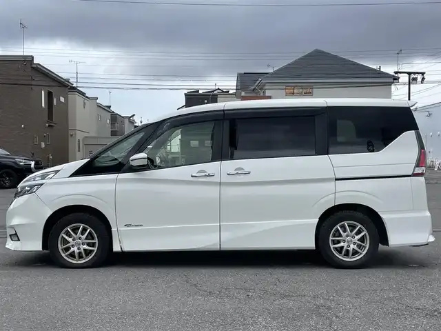 日産 セレナ ハイウェイスター 道央・札幌 2017(平29)年 11.4万km ブリリアントホワイトパール ４WD/ワンオーナー/純正ディーラーOPナビ/CD/DVD/BT/フルセグ/横滑り防止装置/クルーズコントロール/バックカメラ/ビルトインETC/ドライブレコーダー/アイドリングストップ/ECOMODE/両側パワースライドドア/革巻きステアリング/ステアリングリモコン/プッシュスタート/スマートキー/LEDヘッドライト/オートライト/フォグランプ/電動格納ミラー/ウィンカーミラー/純正フロアマット/ドアバイザー