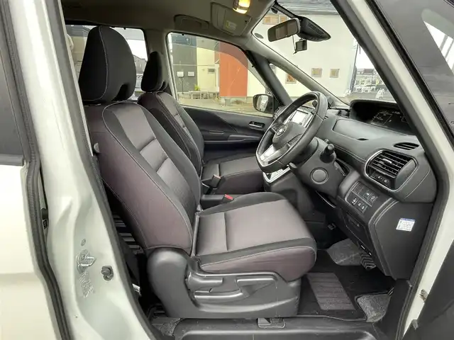 日産 セレナ ハイウェイスター 道央・札幌 2017(平29)年 11.4万km ブリリアントホワイトパール ４WD/ワンオーナー/純正ディーラーOPナビ/CD/DVD/BT/フルセグ/横滑り防止装置/クルーズコントロール/バックカメラ/ビルトインETC/ドライブレコーダー/アイドリングストップ/ECOMODE/両側パワースライドドア/革巻きステアリング/ステアリングリモコン/プッシュスタート/スマートキー/LEDヘッドライト/オートライト/フォグランプ/電動格納ミラー/ウィンカーミラー/純正フロアマット/ドアバイザー