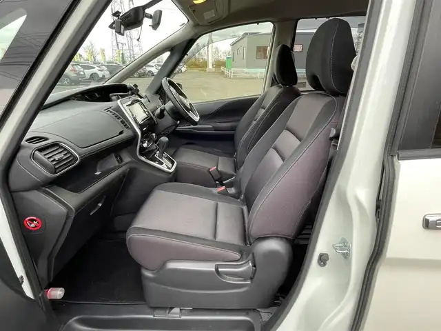 日産 セレナ ハイウェイスター 道央・札幌 2017(平29)年 11.4万km ブリリアントホワイトパール ４WD/ワンオーナー/純正ディーラーOPナビ/CD/DVD/BT/フルセグ/横滑り防止装置/クルーズコントロール/バックカメラ/ビルトインETC/ドライブレコーダー/アイドリングストップ/ECOMODE/両側パワースライドドア/革巻きステアリング/ステアリングリモコン/プッシュスタート/スマートキー/LEDヘッドライト/オートライト/フォグランプ/電動格納ミラー/ウィンカーミラー/純正フロアマット/ドアバイザー