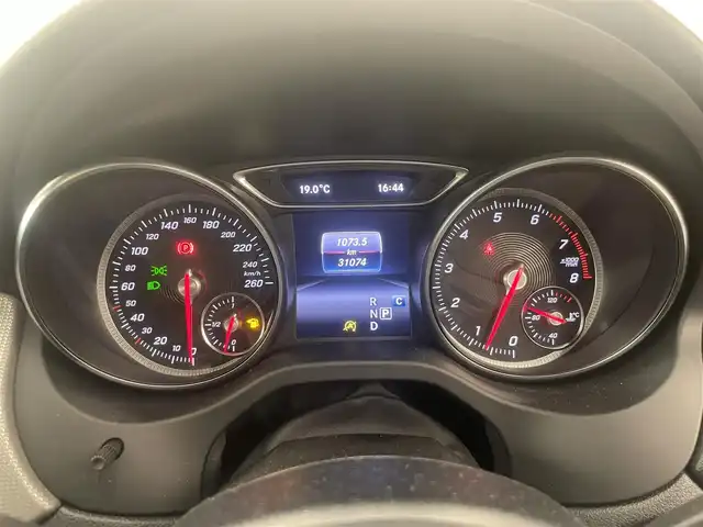 メルセデス・ベンツ ＣＬＡ２２０ 4MATIC 岡山県 2018(平30)年 3.2万km コスモスブラック レーダーセーフティパッケージ/プレミアムパッケージ/純正ナビ/バックカメラ/ESP/オートワイパー/オートライト/アクティブブレーキアシスト/アテンションアシスト/ブラインドスポット/レーンキープアシスト/アイドリングストップ/PRE　SAFE/harman kardonオーディオシステム/シートヒーター/パノラミックスライディングルーフ/アンビエントライト/ETC