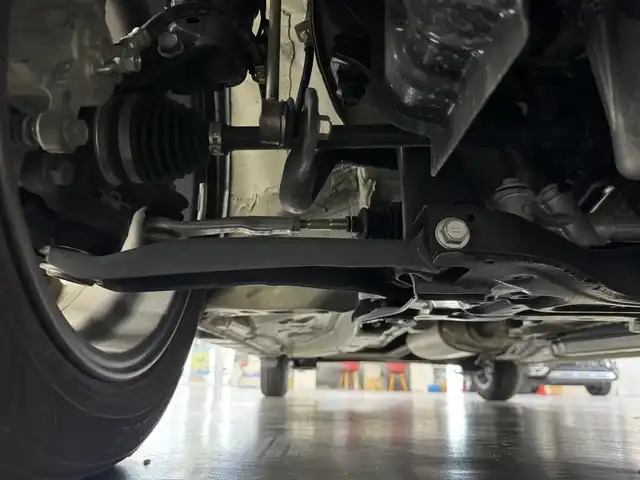 ダイハツ タント ファンクロス 三重県 2023(令5)年 1.7万km ブラックマイカメタリック/サンドベージュメタリック ガソリン/FF/インパネCVT/ストラーダ 7インチ ワイドナビ CN-R300WD/（FM/AM/CD/DVD/iPod/USB/MEMORY MUSIC/SD/TV/VTR/HDMI）/【OP】パノラマモニター/両側パワースライドドア（開閉予約機能付）/スマートアシスト/・衝突回避支援ブレーキ機能（対車両・対歩行者（昼夜））/・衝突警報機能（対車両・対歩行者（昼夜）/・ブレーキ制御付誤発進抑制機能（前方・後方）/・車線逸脱抑制制御機能/・車線逸脱警報機能/・路側逸脱警報機能/・ふらつき警報/・コーナーセンサー（フロント2個／リヤ4個）/・標識認識機能（進入禁止/最高速度/一時停止）/など/装備/・シートヒーター（D/N）/・ルーフレール/・オートエアコン/・電子パーキングブレーキ&ブレーキホールド機能/・オートライト/・LEDヘッドランプ/・LEDフロントフォグランプ/・プッシュスタート/・ステアリングスイッチ/・純正14inAW/・保/取/・スマートキーx1/など