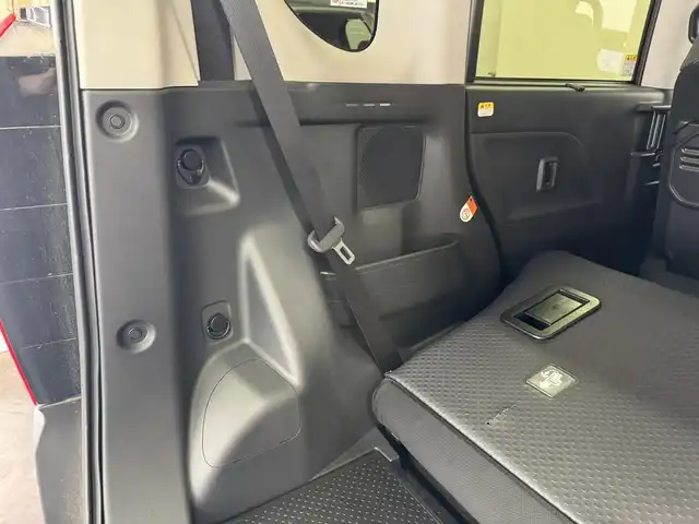 ダイハツ タント ファンクロス 三重県 2023(令5)年 1.7万km ブラックマイカメタリック/サンドベージュメタリック ガソリン/FF/インパネCVT/ストラーダ 7インチ ワイドナビ CN-R300WD/（FM/AM/CD/DVD/iPod/USB/MEMORY MUSIC/SD/TV/VTR/HDMI）/【OP】パノラマモニター/両側パワースライドドア（開閉予約機能付）/スマートアシスト/・衝突回避支援ブレーキ機能（対車両・対歩行者（昼夜））/・衝突警報機能（対車両・対歩行者（昼夜）/・ブレーキ制御付誤発進抑制機能（前方・後方）/・車線逸脱抑制制御機能/・車線逸脱警報機能/・路側逸脱警報機能/・ふらつき警報/・コーナーセンサー（フロント2個／リヤ4個）/・標識認識機能（進入禁止/最高速度/一時停止）/など/装備/・シートヒーター（D/N）/・ルーフレール/・オートエアコン/・電子パーキングブレーキ&ブレーキホールド機能/・オートライト/・LEDヘッドランプ/・LEDフロントフォグランプ/・プッシュスタート/・ステアリングスイッチ/・純正14inAW/・保/取/・スマートキーx1/など