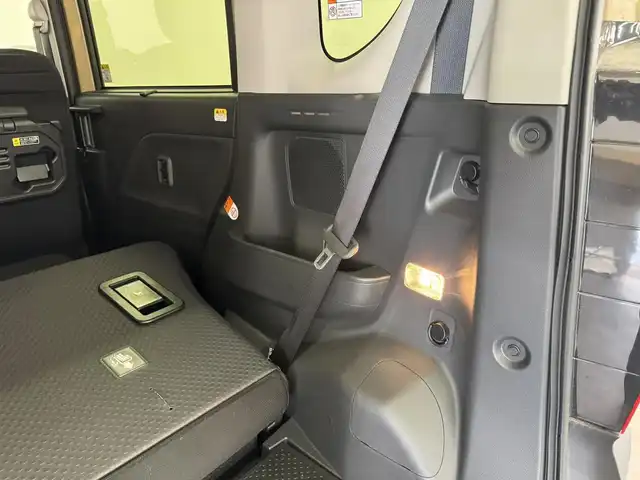 ダイハツ タント ファンクロス 三重県 2023(令5)年 1.7万km ブラックマイカメタリック/サンドベージュメタリック ガソリン/FF/インパネCVT/ストラーダ 7インチ ワイドナビ CN-R300WD/（FM/AM/CD/DVD/iPod/USB/MEMORY MUSIC/SD/TV/VTR/HDMI）/【OP】パノラマモニター/両側パワースライドドア（開閉予約機能付）/スマートアシスト/・衝突回避支援ブレーキ機能（対車両・対歩行者（昼夜））/・衝突警報機能（対車両・対歩行者（昼夜）/・ブレーキ制御付誤発進抑制機能（前方・後方）/・車線逸脱抑制制御機能/・車線逸脱警報機能/・路側逸脱警報機能/・ふらつき警報/・コーナーセンサー（フロント2個／リヤ4個）/・標識認識機能（進入禁止/最高速度/一時停止）/など/装備/・シートヒーター（D/N）/・ルーフレール/・オートエアコン/・電子パーキングブレーキ&ブレーキホールド機能/・オートライト/・LEDヘッドランプ/・LEDフロントフォグランプ/・プッシュスタート/・ステアリングスイッチ/・純正14inAW/・保/取/・スマートキーx1/など