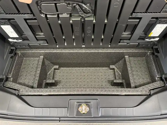 ダイハツ タント ファンクロス 三重県 2023(令5)年 1.7万km ブラックマイカメタリック/サンドベージュメタリック ガソリン/FF/インパネCVT/ストラーダ 7インチ ワイドナビ CN-R300WD/（FM/AM/CD/DVD/iPod/USB/MEMORY MUSIC/SD/TV/VTR/HDMI）/【OP】パノラマモニター/両側パワースライドドア（開閉予約機能付）/スマートアシスト/・衝突回避支援ブレーキ機能（対車両・対歩行者（昼夜））/・衝突警報機能（対車両・対歩行者（昼夜）/・ブレーキ制御付誤発進抑制機能（前方・後方）/・車線逸脱抑制制御機能/・車線逸脱警報機能/・路側逸脱警報機能/・ふらつき警報/・コーナーセンサー（フロント2個／リヤ4個）/・標識認識機能（進入禁止/最高速度/一時停止）/など/装備/・シートヒーター（D/N）/・ルーフレール/・オートエアコン/・電子パーキングブレーキ&ブレーキホールド機能/・オートライト/・LEDヘッドランプ/・LEDフロントフォグランプ/・プッシュスタート/・ステアリングスイッチ/・純正14inAW/・保/取/・スマートキーx1/など