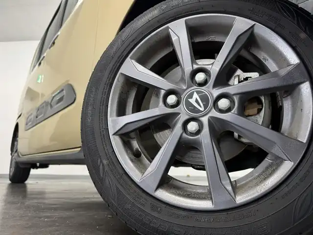 ダイハツ タント ファンクロス 三重県 2023(令5)年 1.7万km ブラックマイカメタリック/サンドベージュメタリック ガソリン/FF/インパネCVT/ストラーダ 7インチ ワイドナビ CN-R300WD/（FM/AM/CD/DVD/iPod/USB/MEMORY MUSIC/SD/TV/VTR/HDMI）/【OP】パノラマモニター/両側パワースライドドア（開閉予約機能付）/スマートアシスト/・衝突回避支援ブレーキ機能（対車両・対歩行者（昼夜））/・衝突警報機能（対車両・対歩行者（昼夜）/・ブレーキ制御付誤発進抑制機能（前方・後方）/・車線逸脱抑制制御機能/・車線逸脱警報機能/・路側逸脱警報機能/・ふらつき警報/・コーナーセンサー（フロント2個／リヤ4個）/・標識認識機能（進入禁止/最高速度/一時停止）/など/装備/・シートヒーター（D/N）/・ルーフレール/・オートエアコン/・電子パーキングブレーキ&ブレーキホールド機能/・オートライト/・LEDヘッドランプ/・LEDフロントフォグランプ/・プッシュスタート/・ステアリングスイッチ/・純正14inAW/・保/取/・スマートキーx1/など