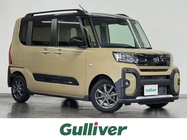 ダイハツ タント ファンクロス 三重県 2023(令5)年 1.7万km ブラックマイカメタリック/サンドベージュメタリック ガソリン/FF/インパネCVT/ストラーダ 7インチ ワイドナビ CN-R300WD/（FM/AM/CD/DVD/iPod/USB/MEMORY MUSIC/SD/TV/VTR/HDMI）/【OP】パノラマモニター/両側パワースライドドア（開閉予約機能付）/スマートアシスト/・衝突回避支援ブレーキ機能（対車両・対歩行者（昼夜））/・衝突警報機能（対車両・対歩行者（昼夜）/・ブレーキ制御付誤発進抑制機能（前方・後方）/・車線逸脱抑制制御機能/・車線逸脱警報機能/・路側逸脱警報機能/・ふらつき警報/・コーナーセンサー（フロント2個／リヤ4個）/・標識認識機能（進入禁止/最高速度/一時停止）/など/装備/・シートヒーター（D/N）/・ルーフレール/・オートエアコン/・電子パーキングブレーキ&ブレーキホールド機能/・オートライト/・LEDヘッドランプ/・LEDフロントフォグランプ/・プッシュスタート/・ステアリングスイッチ/・純正14inAW/・保/取/・スマートキーx1/など