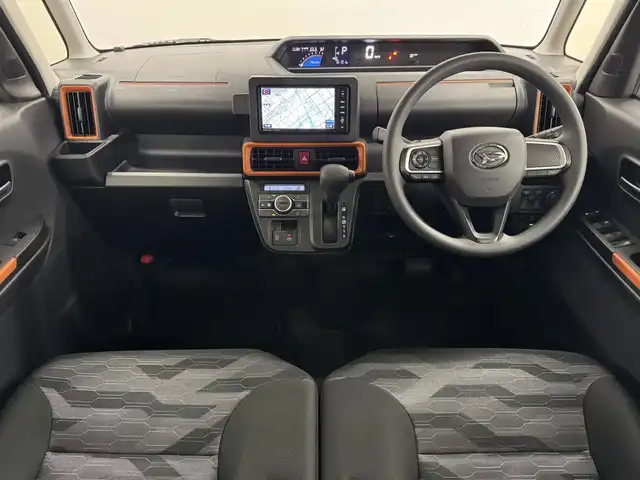 ダイハツ タント ファンクロス 三重県 2023(令5)年 1.7万km ブラックマイカメタリック/サンドベージュメタリック ガソリン/FF/インパネCVT/ストラーダ 7インチ ワイドナビ CN-R300WD/（FM/AM/CD/DVD/iPod/USB/MEMORY MUSIC/SD/TV/VTR/HDMI）/【OP】パノラマモニター/両側パワースライドドア（開閉予約機能付）/スマートアシスト/・衝突回避支援ブレーキ機能（対車両・対歩行者（昼夜））/・衝突警報機能（対車両・対歩行者（昼夜）/・ブレーキ制御付誤発進抑制機能（前方・後方）/・車線逸脱抑制制御機能/・車線逸脱警報機能/・路側逸脱警報機能/・ふらつき警報/・コーナーセンサー（フロント2個／リヤ4個）/・標識認識機能（進入禁止/最高速度/一時停止）/など/装備/・シートヒーター（D/N）/・ルーフレール/・オートエアコン/・電子パーキングブレーキ&ブレーキホールド機能/・オートライト/・LEDヘッドランプ/・LEDフロントフォグランプ/・プッシュスタート/・ステアリングスイッチ/・純正14inAW/・保/取/・スマートキーx1/など