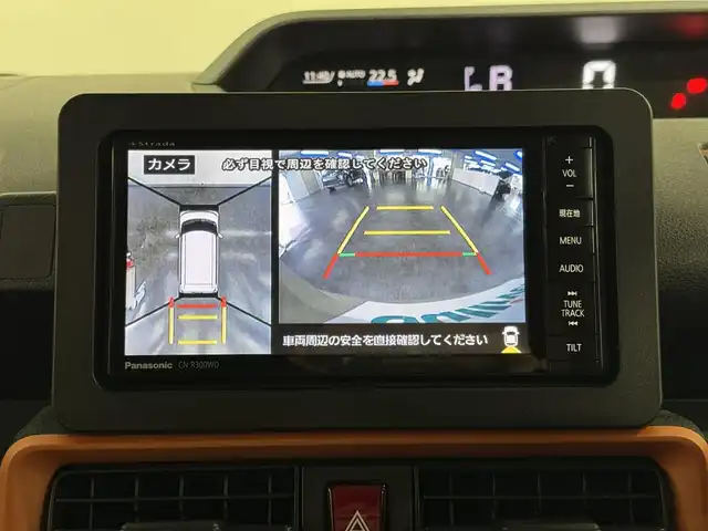 ダイハツ タント ファンクロス 三重県 2023(令5)年 1.7万km ブラックマイカメタリック/サンドベージュメタリック ガソリン/FF/インパネCVT/ストラーダ 7インチ ワイドナビ CN-R300WD/（FM/AM/CD/DVD/iPod/USB/MEMORY MUSIC/SD/TV/VTR/HDMI）/【OP】パノラマモニター/両側パワースライドドア（開閉予約機能付）/スマートアシスト/・衝突回避支援ブレーキ機能（対車両・対歩行者（昼夜））/・衝突警報機能（対車両・対歩行者（昼夜）/・ブレーキ制御付誤発進抑制機能（前方・後方）/・車線逸脱抑制制御機能/・車線逸脱警報機能/・路側逸脱警報機能/・ふらつき警報/・コーナーセンサー（フロント2個／リヤ4個）/・標識認識機能（進入禁止/最高速度/一時停止）/など/装備/・シートヒーター（D/N）/・ルーフレール/・オートエアコン/・電子パーキングブレーキ&ブレーキホールド機能/・オートライト/・LEDヘッドランプ/・LEDフロントフォグランプ/・プッシュスタート/・ステアリングスイッチ/・純正14inAW/・保/取/・スマートキーx1/など