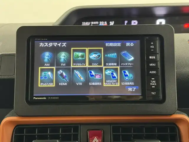 ダイハツ タント ファンクロス 三重県 2023(令5)年 1.7万km ブラックマイカメタリック/サンドベージュメタリック ガソリン/FF/インパネCVT/ストラーダ 7インチ ワイドナビ CN-R300WD/（FM/AM/CD/DVD/iPod/USB/MEMORY MUSIC/SD/TV/VTR/HDMI）/【OP】パノラマモニター/両側パワースライドドア（開閉予約機能付）/スマートアシスト/・衝突回避支援ブレーキ機能（対車両・対歩行者（昼夜））/・衝突警報機能（対車両・対歩行者（昼夜）/・ブレーキ制御付誤発進抑制機能（前方・後方）/・車線逸脱抑制制御機能/・車線逸脱警報機能/・路側逸脱警報機能/・ふらつき警報/・コーナーセンサー（フロント2個／リヤ4個）/・標識認識機能（進入禁止/最高速度/一時停止）/など/装備/・シートヒーター（D/N）/・ルーフレール/・オートエアコン/・電子パーキングブレーキ&ブレーキホールド機能/・オートライト/・LEDヘッドランプ/・LEDフロントフォグランプ/・プッシュスタート/・ステアリングスイッチ/・純正14inAW/・保/取/・スマートキーx1/など