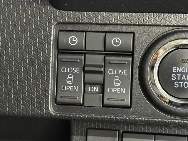 ダイハツ タント ファンクロス 三重県 2023(令5)年 1.7万km ブラックマイカメタリック/サンドベージュメタリック ガソリン/FF/インパネCVT/ストラーダ 7インチ ワイドナビ CN-R300WD/（FM/AM/CD/DVD/iPod/USB/MEMORY MUSIC/SD/TV/VTR/HDMI）/【OP】パノラマモニター/両側パワースライドドア（開閉予約機能付）/スマートアシスト/・衝突回避支援ブレーキ機能（対車両・対歩行者（昼夜））/・衝突警報機能（対車両・対歩行者（昼夜）/・ブレーキ制御付誤発進抑制機能（前方・後方）/・車線逸脱抑制制御機能/・車線逸脱警報機能/・路側逸脱警報機能/・ふらつき警報/・コーナーセンサー（フロント2個／リヤ4個）/・標識認識機能（進入禁止/最高速度/一時停止）/など/装備/・シートヒーター（D/N）/・ルーフレール/・オートエアコン/・電子パーキングブレーキ&ブレーキホールド機能/・オートライト/・LEDヘッドランプ/・LEDフロントフォグランプ/・プッシュスタート/・ステアリングスイッチ/・純正14inAW/・保/取/・スマートキーx1/など