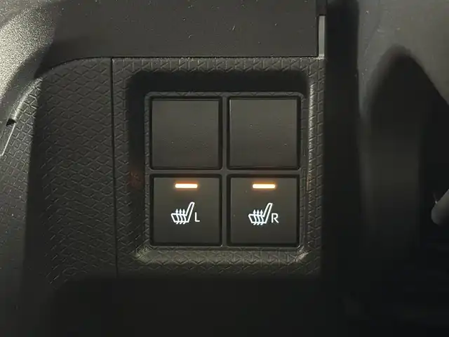 ダイハツ タント ファンクロス 三重県 2023(令5)年 1.7万km ブラックマイカメタリック/サンドベージュメタリック ガソリン/FF/インパネCVT/ストラーダ 7インチ ワイドナビ CN-R300WD/（FM/AM/CD/DVD/iPod/USB/MEMORY MUSIC/SD/TV/VTR/HDMI）/【OP】パノラマモニター/両側パワースライドドア（開閉予約機能付）/スマートアシスト/・衝突回避支援ブレーキ機能（対車両・対歩行者（昼夜））/・衝突警報機能（対車両・対歩行者（昼夜）/・ブレーキ制御付誤発進抑制機能（前方・後方）/・車線逸脱抑制制御機能/・車線逸脱警報機能/・路側逸脱警報機能/・ふらつき警報/・コーナーセンサー（フロント2個／リヤ4個）/・標識認識機能（進入禁止/最高速度/一時停止）/など/装備/・シートヒーター（D/N）/・ルーフレール/・オートエアコン/・電子パーキングブレーキ&ブレーキホールド機能/・オートライト/・LEDヘッドランプ/・LEDフロントフォグランプ/・プッシュスタート/・ステアリングスイッチ/・純正14inAW/・保/取/・スマートキーx1/など