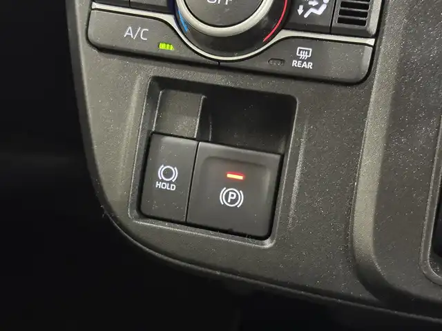 ダイハツ タント ファンクロス 三重県 2023(令5)年 1.7万km ブラックマイカメタリック/サンドベージュメタリック ガソリン/FF/インパネCVT/ストラーダ 7インチ ワイドナビ CN-R300WD/（FM/AM/CD/DVD/iPod/USB/MEMORY MUSIC/SD/TV/VTR/HDMI）/【OP】パノラマモニター/両側パワースライドドア（開閉予約機能付）/スマートアシスト/・衝突回避支援ブレーキ機能（対車両・対歩行者（昼夜））/・衝突警報機能（対車両・対歩行者（昼夜）/・ブレーキ制御付誤発進抑制機能（前方・後方）/・車線逸脱抑制制御機能/・車線逸脱警報機能/・路側逸脱警報機能/・ふらつき警報/・コーナーセンサー（フロント2個／リヤ4個）/・標識認識機能（進入禁止/最高速度/一時停止）/など/装備/・シートヒーター（D/N）/・ルーフレール/・オートエアコン/・電子パーキングブレーキ&ブレーキホールド機能/・オートライト/・LEDヘッドランプ/・LEDフロントフォグランプ/・プッシュスタート/・ステアリングスイッチ/・純正14inAW/・保/取/・スマートキーx1/など