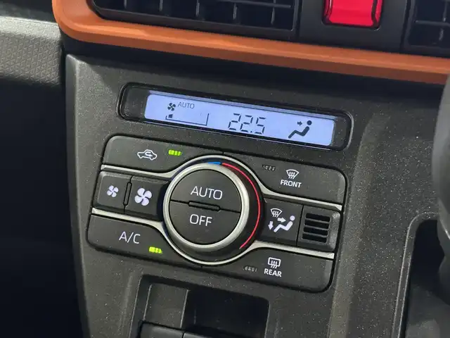 ダイハツ タント ファンクロス 三重県 2023(令5)年 1.7万km ブラックマイカメタリック/サンドベージュメタリック ガソリン/FF/インパネCVT/ストラーダ 7インチ ワイドナビ CN-R300WD/（FM/AM/CD/DVD/iPod/USB/MEMORY MUSIC/SD/TV/VTR/HDMI）/【OP】パノラマモニター/両側パワースライドドア（開閉予約機能付）/スマートアシスト/・衝突回避支援ブレーキ機能（対車両・対歩行者（昼夜））/・衝突警報機能（対車両・対歩行者（昼夜）/・ブレーキ制御付誤発進抑制機能（前方・後方）/・車線逸脱抑制制御機能/・車線逸脱警報機能/・路側逸脱警報機能/・ふらつき警報/・コーナーセンサー（フロント2個／リヤ4個）/・標識認識機能（進入禁止/最高速度/一時停止）/など/装備/・シートヒーター（D/N）/・ルーフレール/・オートエアコン/・電子パーキングブレーキ&ブレーキホールド機能/・オートライト/・LEDヘッドランプ/・LEDフロントフォグランプ/・プッシュスタート/・ステアリングスイッチ/・純正14inAW/・保/取/・スマートキーx1/など