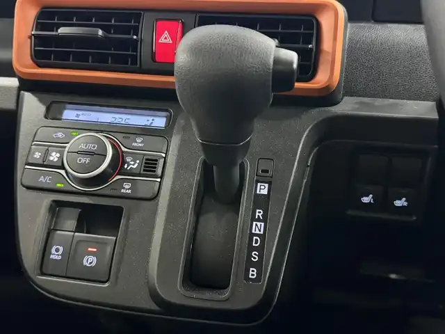 ダイハツ タント ファンクロス 三重県 2023(令5)年 1.7万km ブラックマイカメタリック/サンドベージュメタリック ガソリン/FF/インパネCVT/ストラーダ 7インチ ワイドナビ CN-R300WD/（FM/AM/CD/DVD/iPod/USB/MEMORY MUSIC/SD/TV/VTR/HDMI）/【OP】パノラマモニター/両側パワースライドドア（開閉予約機能付）/スマートアシスト/・衝突回避支援ブレーキ機能（対車両・対歩行者（昼夜））/・衝突警報機能（対車両・対歩行者（昼夜）/・ブレーキ制御付誤発進抑制機能（前方・後方）/・車線逸脱抑制制御機能/・車線逸脱警報機能/・路側逸脱警報機能/・ふらつき警報/・コーナーセンサー（フロント2個／リヤ4個）/・標識認識機能（進入禁止/最高速度/一時停止）/など/装備/・シートヒーター（D/N）/・ルーフレール/・オートエアコン/・電子パーキングブレーキ&ブレーキホールド機能/・オートライト/・LEDヘッドランプ/・LEDフロントフォグランプ/・プッシュスタート/・ステアリングスイッチ/・純正14inAW/・保/取/・スマートキーx1/など