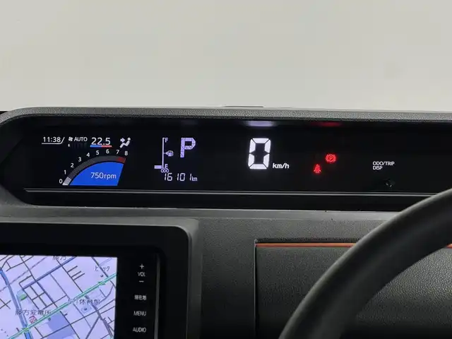 ダイハツ タント ファンクロス 三重県 2023(令5)年 1.7万km ブラックマイカメタリック/サンドベージュメタリック ガソリン/FF/インパネCVT/ストラーダ 7インチ ワイドナビ CN-R300WD/（FM/AM/CD/DVD/iPod/USB/MEMORY MUSIC/SD/TV/VTR/HDMI）/【OP】パノラマモニター/両側パワースライドドア（開閉予約機能付）/スマートアシスト/・衝突回避支援ブレーキ機能（対車両・対歩行者（昼夜））/・衝突警報機能（対車両・対歩行者（昼夜）/・ブレーキ制御付誤発進抑制機能（前方・後方）/・車線逸脱抑制制御機能/・車線逸脱警報機能/・路側逸脱警報機能/・ふらつき警報/・コーナーセンサー（フロント2個／リヤ4個）/・標識認識機能（進入禁止/最高速度/一時停止）/など/装備/・シートヒーター（D/N）/・ルーフレール/・オートエアコン/・電子パーキングブレーキ&ブレーキホールド機能/・オートライト/・LEDヘッドランプ/・LEDフロントフォグランプ/・プッシュスタート/・ステアリングスイッチ/・純正14inAW/・保/取/・スマートキーx1/など