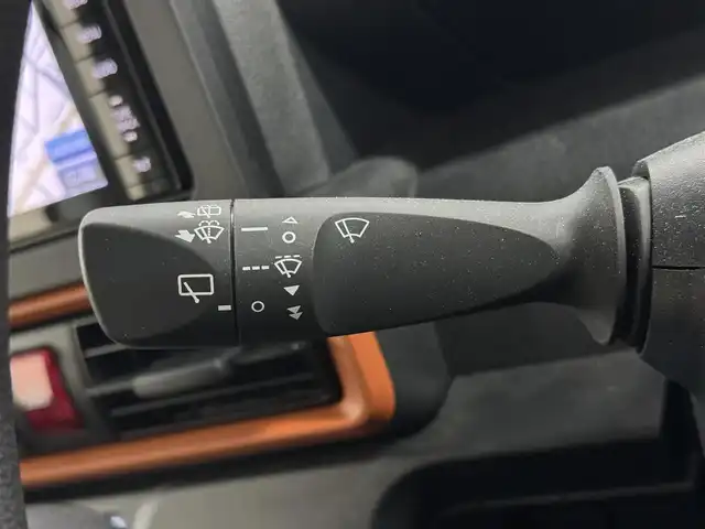 ダイハツ タント ファンクロス 三重県 2023(令5)年 1.7万km ブラックマイカメタリック/サンドベージュメタリック ガソリン/FF/インパネCVT/ストラーダ 7インチ ワイドナビ CN-R300WD/（FM/AM/CD/DVD/iPod/USB/MEMORY MUSIC/SD/TV/VTR/HDMI）/【OP】パノラマモニター/両側パワースライドドア（開閉予約機能付）/スマートアシスト/・衝突回避支援ブレーキ機能（対車両・対歩行者（昼夜））/・衝突警報機能（対車両・対歩行者（昼夜）/・ブレーキ制御付誤発進抑制機能（前方・後方）/・車線逸脱抑制制御機能/・車線逸脱警報機能/・路側逸脱警報機能/・ふらつき警報/・コーナーセンサー（フロント2個／リヤ4個）/・標識認識機能（進入禁止/最高速度/一時停止）/など/装備/・シートヒーター（D/N）/・ルーフレール/・オートエアコン/・電子パーキングブレーキ&ブレーキホールド機能/・オートライト/・LEDヘッドランプ/・LEDフロントフォグランプ/・プッシュスタート/・ステアリングスイッチ/・純正14inAW/・保/取/・スマートキーx1/など