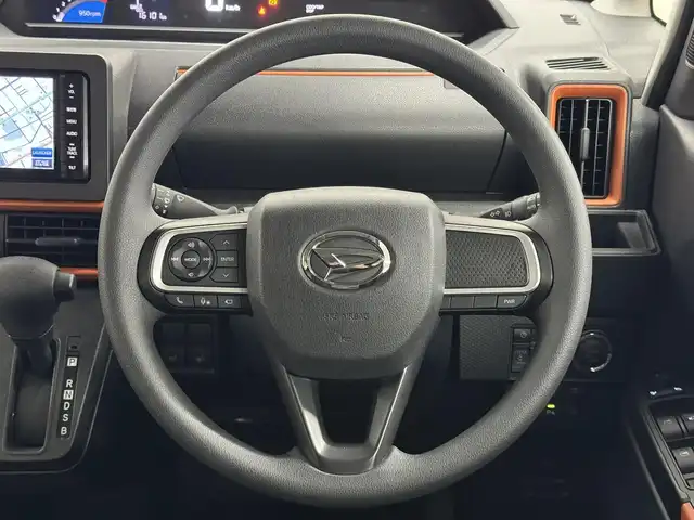 ダイハツ タント ファンクロス 三重県 2023(令5)年 1.7万km ブラックマイカメタリック/サンドベージュメタリック ガソリン/FF/インパネCVT/ストラーダ 7インチ ワイドナビ CN-R300WD/（FM/AM/CD/DVD/iPod/USB/MEMORY MUSIC/SD/TV/VTR/HDMI）/【OP】パノラマモニター/両側パワースライドドア（開閉予約機能付）/スマートアシスト/・衝突回避支援ブレーキ機能（対車両・対歩行者（昼夜））/・衝突警報機能（対車両・対歩行者（昼夜）/・ブレーキ制御付誤発進抑制機能（前方・後方）/・車線逸脱抑制制御機能/・車線逸脱警報機能/・路側逸脱警報機能/・ふらつき警報/・コーナーセンサー（フロント2個／リヤ4個）/・標識認識機能（進入禁止/最高速度/一時停止）/など/装備/・シートヒーター（D/N）/・ルーフレール/・オートエアコン/・電子パーキングブレーキ&ブレーキホールド機能/・オートライト/・LEDヘッドランプ/・LEDフロントフォグランプ/・プッシュスタート/・ステアリングスイッチ/・純正14inAW/・保/取/・スマートキーx1/など