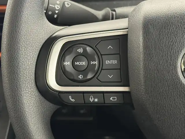 ダイハツ タント ファンクロス 三重県 2023(令5)年 1.7万km ブラックマイカメタリック/サンドベージュメタリック ガソリン/FF/インパネCVT/ストラーダ 7インチ ワイドナビ CN-R300WD/（FM/AM/CD/DVD/iPod/USB/MEMORY MUSIC/SD/TV/VTR/HDMI）/【OP】パノラマモニター/両側パワースライドドア（開閉予約機能付）/スマートアシスト/・衝突回避支援ブレーキ機能（対車両・対歩行者（昼夜））/・衝突警報機能（対車両・対歩行者（昼夜）/・ブレーキ制御付誤発進抑制機能（前方・後方）/・車線逸脱抑制制御機能/・車線逸脱警報機能/・路側逸脱警報機能/・ふらつき警報/・コーナーセンサー（フロント2個／リヤ4個）/・標識認識機能（進入禁止/最高速度/一時停止）/など/装備/・シートヒーター（D/N）/・ルーフレール/・オートエアコン/・電子パーキングブレーキ&ブレーキホールド機能/・オートライト/・LEDヘッドランプ/・LEDフロントフォグランプ/・プッシュスタート/・ステアリングスイッチ/・純正14inAW/・保/取/・スマートキーx1/など