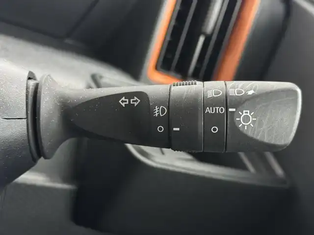 ダイハツ タント ファンクロス 三重県 2023(令5)年 1.7万km ブラックマイカメタリック/サンドベージュメタリック ガソリン/FF/インパネCVT/ストラーダ 7インチ ワイドナビ CN-R300WD/（FM/AM/CD/DVD/iPod/USB/MEMORY MUSIC/SD/TV/VTR/HDMI）/【OP】パノラマモニター/両側パワースライドドア（開閉予約機能付）/スマートアシスト/・衝突回避支援ブレーキ機能（対車両・対歩行者（昼夜））/・衝突警報機能（対車両・対歩行者（昼夜）/・ブレーキ制御付誤発進抑制機能（前方・後方）/・車線逸脱抑制制御機能/・車線逸脱警報機能/・路側逸脱警報機能/・ふらつき警報/・コーナーセンサー（フロント2個／リヤ4個）/・標識認識機能（進入禁止/最高速度/一時停止）/など/装備/・シートヒーター（D/N）/・ルーフレール/・オートエアコン/・電子パーキングブレーキ&ブレーキホールド機能/・オートライト/・LEDヘッドランプ/・LEDフロントフォグランプ/・プッシュスタート/・ステアリングスイッチ/・純正14inAW/・保/取/・スマートキーx1/など