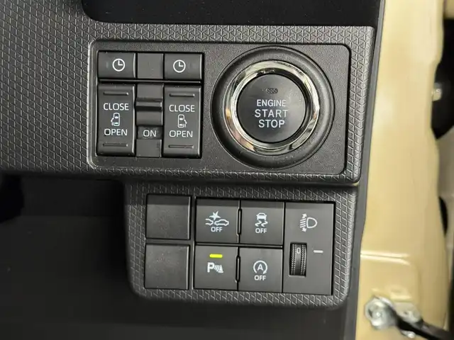 ダイハツ タント ファンクロス 三重県 2023(令5)年 1.7万km ブラックマイカメタリック/サンドベージュメタリック ガソリン/FF/インパネCVT/ストラーダ 7インチ ワイドナビ CN-R300WD/（FM/AM/CD/DVD/iPod/USB/MEMORY MUSIC/SD/TV/VTR/HDMI）/【OP】パノラマモニター/両側パワースライドドア（開閉予約機能付）/スマートアシスト/・衝突回避支援ブレーキ機能（対車両・対歩行者（昼夜））/・衝突警報機能（対車両・対歩行者（昼夜）/・ブレーキ制御付誤発進抑制機能（前方・後方）/・車線逸脱抑制制御機能/・車線逸脱警報機能/・路側逸脱警報機能/・ふらつき警報/・コーナーセンサー（フロント2個／リヤ4個）/・標識認識機能（進入禁止/最高速度/一時停止）/など/装備/・シートヒーター（D/N）/・ルーフレール/・オートエアコン/・電子パーキングブレーキ&ブレーキホールド機能/・オートライト/・LEDヘッドランプ/・LEDフロントフォグランプ/・プッシュスタート/・ステアリングスイッチ/・純正14inAW/・保/取/・スマートキーx1/など