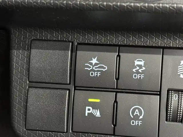 ダイハツ タント ファンクロス 三重県 2023(令5)年 1.7万km ブラックマイカメタリック/サンドベージュメタリック ガソリン/FF/インパネCVT/ストラーダ 7インチ ワイドナビ CN-R300WD/（FM/AM/CD/DVD/iPod/USB/MEMORY MUSIC/SD/TV/VTR/HDMI）/【OP】パノラマモニター/両側パワースライドドア（開閉予約機能付）/スマートアシスト/・衝突回避支援ブレーキ機能（対車両・対歩行者（昼夜））/・衝突警報機能（対車両・対歩行者（昼夜）/・ブレーキ制御付誤発進抑制機能（前方・後方）/・車線逸脱抑制制御機能/・車線逸脱警報機能/・路側逸脱警報機能/・ふらつき警報/・コーナーセンサー（フロント2個／リヤ4個）/・標識認識機能（進入禁止/最高速度/一時停止）/など/装備/・シートヒーター（D/N）/・ルーフレール/・オートエアコン/・電子パーキングブレーキ&ブレーキホールド機能/・オートライト/・LEDヘッドランプ/・LEDフロントフォグランプ/・プッシュスタート/・ステアリングスイッチ/・純正14inAW/・保/取/・スマートキーx1/など